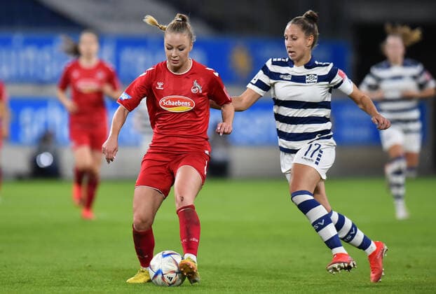 Fußball Frauen Flyeralarm-Bundesliga Saison 2022 2023 6. Spieltag: MSV Duisburg - 1. FC Köln am 28.10.2022 in der Schauinsland-Reisen-Arena in Duisburg Weronika Zawistowska ( 1. FC Köln ), links - Yvonne Zielinski ( MSV Duisburg ), rechts Nordrhein-Westfalen Deutschland