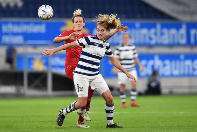 Fußball Frauen Flyeralarm-Bundesliga Saison 2022 2023 6. Spieltag: MSV Duisburg - 1. FC Köln am 28.10.2022 in der Schauinsland-Reisen-Arena in Duisburg Dörthe Hoppius ( MSV Duisburg ), vorne - Jana Beuschlein ( 1. FC Köln ), hinten Nordrhein-Westfalen Deutschland
