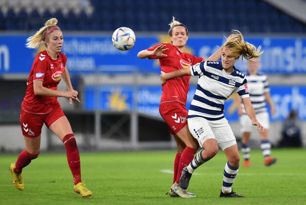 Fußball Frauen Flyeralarm-Bundesliga Saison 2022 2023 6. Spieltag: MSV Duisburg - 1. FC Köln am 28.10.2022 in der Schauinsland-Reisen-Arena in Duisburg Sharon Beck ( 1. FC Köln ), links - Dörthe Hoppius ( MSV Duisburg ), mitte - Jana Beuschlein ( 1. FC Köln ), hinten Nordrhein-Westfalen Deutschland