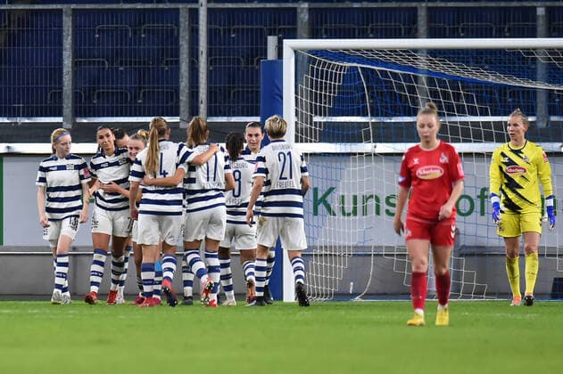 Fußball Frauen Flyeralarm-Bundesliga Saison 2022 2023 6. Spieltag: MSV Duisburg - 1. FC Köln am 28.10.2022 in der Schauinsland-Reisen-Arena in Duisburg Die Duisburger Spielerinnen freuen sich mit Miray Cin ( MSV Duisburg ) über das 1:0 Nordrhein-Westfalen Deutschland