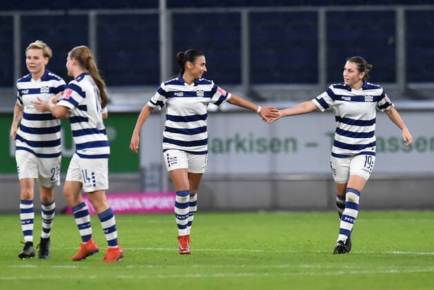 Fußball Frauen Flyeralarm-Bundesliga Saison 2022 2023 6. Spieltag: MSV Duisburg - 1. FC Köln am 28.10.2022 in der Schauinsland-Reisen-Arena in Duisburg Miray Cin ( MSV Duisburg ), links - freut sich über das 1:0 - Antonia-Johanna Halverkamps ( MSV Duisburg ), rechts Nordrhein-Westfalen Deutschland