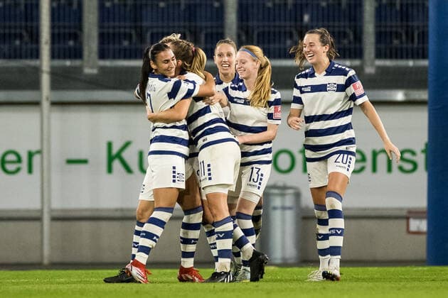 FLYERALARM Frauen Fussball Bundesliga, MSV Duisburg - 1. FC Koeln; 28.10.2022 Jubel zum 2:0 durch Dörthe Hoppius (MSV Duisburg, 11) FLYERALARM Frauen Fussball Bundesliga, MSV Duisburg - 1. FC Koeln, Duisburg, schainsland reisen Arena DFL REGULATIONS PROHIBIT ANY USE OF PHOTOGRAPHS AS IMAGE SEQUENCES AND OR QUASI-VIDEO. Copyright: xBEAUTIFULxSPORTS Wunderlx