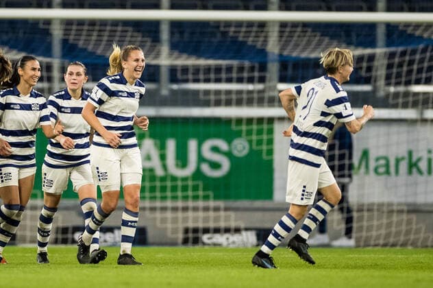 FLYERALARM Frauen Fussball Bundesliga, MSV Duisburg - 1. FC Koeln; 28.10.2022 Jubel zum 2:0 durch Dörthe Hoppius (MSV Duisburg, 11) FLYERALARM Frauen Fussball Bundesliga, MSV Duisburg - 1. FC Koeln, Duisburg, schainsland reisen Arena DFL REGULATIONS PROHIBIT ANY USE OF PHOTOGRAPHS AS IMAGE SEQUENCES AND OR QUASI-VIDEO. Copyright: xBEAUTIFULxSPORTS Wunderlx