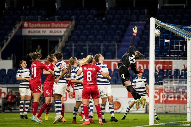 FLYERALARM Frauen Fussball Bundesliga, MSV Duisburg - 1. FC Koeln; 28.10.2022 Ena Mahmutovic (MSV Duisburg, 32) greift daneben - Sarah Puntigam ( 17, 1. FC Koeln) verkuerzt auf 2:1 FLYERALARM Frauen Fussball Bundesliga, MSV Duisburg - 1. FC Koeln, Duisburg, schainsland reisen Arena DFL REGULATIONS PROHIBIT ANY USE OF PHOTOGRAPHS AS IMAGE SEQUENCES AND OR QUASI-VIDEO. Copyright: xBEAUTIFULxSPORTS Wunderlx
