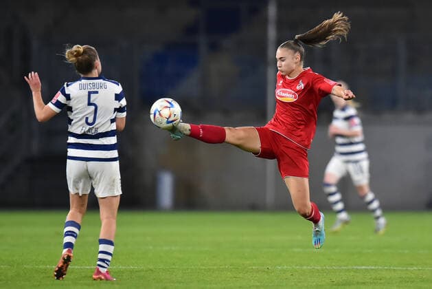 Fußball Frauen Flyeralarm-Bundesliga Saison 2022 2023 6. Spieltag: MSV Duisburg - 1. FC Köln am 28.10.2022 in der Schauinsland-Reisen-Arena in Duisburg Paula Flach ( MSV Duisburg ), links - Alena Bienz ( 1. FC Köln ), rechts Nordrhein-Westfalen Deutschland
