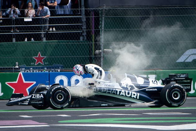 Liam Lawson (NZL, Scuderia AlphaTauri 40) beendet die Session mit einem technischen Defekt an der Bremse und steigt aus dem im AT03 aus, MEX, Formel 1 Grand Prix von Mexiko, Autodromo Hermanos Rodriguez Mexico City, 1. Freies Training, 28.10.2022 MEX, Formel 1 Grand Prix von Mexiko, Autodromo Hermanos Rodriguez Mexico City, 1. Freies Training, 28.10.2022 Mexico City Copyright: xEibner Memmlerx EP_MMR