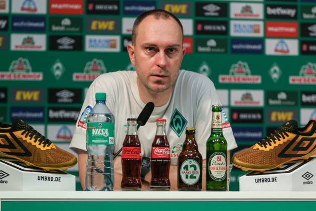 v.li.: Ole Werner (Trainer, Cheftrainer, SV Werder Bremen) während der Pressekonferenz, Portrait, Nahaufnahme, Einzelfoto, Einzelbild, DIE DFL-RICHTLINIEN UNTERSAGEN JEGLICHE NUTZUNG VON FOTOS ALS SEQUENZBILDER UND ODER VIDEOA?HNLICHE FOTOSTRECKEN. DFL REGULATIONS PROHIBIT ANY USE OF PHOTOGRAPHS AS IMAGE SEQUENCES AND OR QUASI-VIDEO., 28.10.2022, Bremen (Deutschland), Fussball, Bundesliga, SV Werder Bremen - Hertha BSC