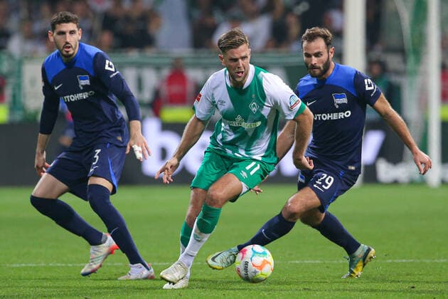 v.li.: Agustin Rogel (Hertha BSC Berlin, 3), Niclas Füllkrug (SV Werder Bremen, 11) und Lucas Tousart (Hertha BSC Berlin, 29) im Zweikampf, Duell, Dynamik, Aktion, Action, Spielszene, DIE DFL-RICHTLINIEN UNTERSAGEN JEGLICHE NUTZUNG VON FOTOS ALS SEQUENZBILDER UND ODER VIDEOA?HNLICHE FOTOSTRECKEN. DFL REGULATIONS PROHIBIT ANY USE OF PHOTOGRAPHS AS IMAGE SEQUENCES AND OR QUASI-VIDEO., 28.10.2022, Bremen (Deutschland), Fussball, Bundesliga, SV Werder Bremen - Hertha BSC *** f l Agustin Rogel Hertha BSC Berlin, 3 , Niclas Füllkrug SV Werder Bremen, 11 and Lucas Tousart Hertha BSC Berlin, 29 in duel, duel, dynamics, action, game scene, THE DFL DIRECTIVES PROHIBIT ANY USE OF PHOTOGRAPHS AS IMAGE SEQUENCES AND OR VIDEOA HNUAL PHOTOSTRACKS DFL REGULATES PROHIBIT ANY USE OF PHOTOGRAPHS AS IMAGE SEQUENCES AND OR QUASI VIDEO , 28 10 2022, Bremen Germany , Football, Bundesliga, SV Werder Bremen Hertha BSC xobx