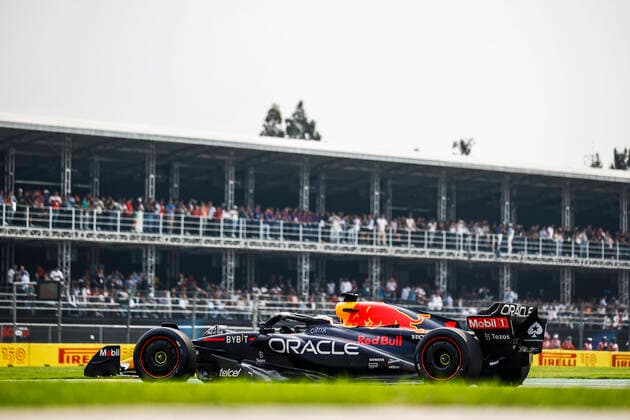 01 VERSTAPPEN Max (nld), Red Bull Racing RB18, action during the Formula 1 Grand Premio de la Ciudad de Mexico 2022, Mexican Grand Prix 2022, 20th round of the 2022 FIA Formula One World Championship, WM, Weltmeisterschaft from October 28 to 30, 2022 on the Autodromo Hermanos Rodriguez, in Mexico City, Mexico - F1 - MEXICO CITY GRAND PRIX 2022 DPPI Panoramic  00122045__R5_0958