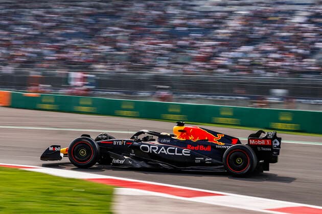 01 VERSTAPPEN Max (nld), Red Bull Racing RB18, action during the Formula 1 Grand Premio de la Ciudad de Mexico 2022, Mexican Grand Prix 2022, 20th round of the 2022 FIA Formula One World Championship, WM, Weltmeisterschaft from October 28 to 30, 2022 on the Autodromo Hermanos Rodriguez, in Mexico City, Mexico - F1 - MEXICO CITY GRAND PRIX 2022 DPPI Panoramic  00122045__R5_0968