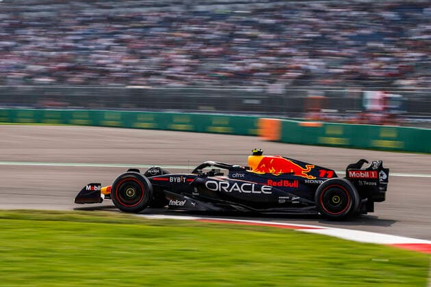 11 PEREZ Sergio (mex), Red Bull Racing RB18, action during the Formula 1 Grand Premio de la Ciudad de Mexico 2022, Mexican Grand Prix 2022, 20th round of the 2022 FIA Formula One World Championship, WM, Weltmeisterschaft from October 28 to 30, 2022 on the Autodromo Hermanos Rodriguez, in Mexico City, Mexico - F1 - MEXICO CITY GRAND PRIX 2022 DPPI Panoramic  00122045__R5_1026
