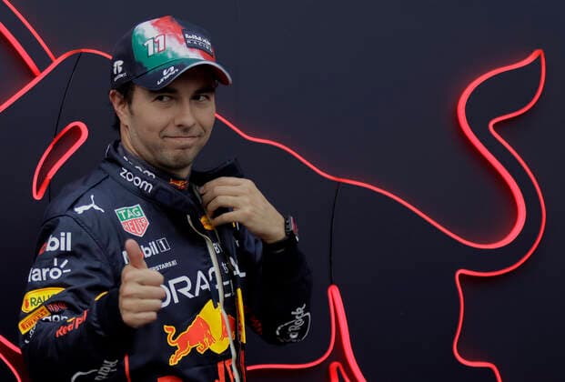 Sport Bilder des Tages Second Practice Session For The Grand Prix Of Mexico City Sergio Perez, Mexican driver, gives a thumbs up at the end of the second practice session of the Mexico City Grand Prix at the Autodromo Hermanos Rodriguez, to be held this weekend in the Mexican capital. Mexico City Mexico  Copyright: xGerardoxVieyrax originalFilename:vieyra-notitle221028_npKfs.jpg