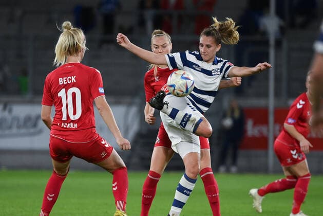 v.re., Dörthe Hoppius (MSV Duisburg), Doerthe Hoppius, Sarah Puntigam, Sharon Beck (1. FC Köln) 30.10.2022, Fussball, Flyeralarm Frauen Bundesliga 2022 23, 6. Spieltag, MSV Duisburg - 1. FC Köln 2:1 Duisburg Schauinsland Reisen Arena Nordrhein Westfalen Deutschland