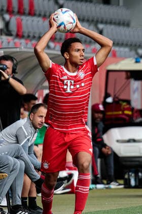 A-Junioren Bundesliga Sued Suedwest FC Bayern Muenchen U19 - VfB Stuttgart U19 29.10.2022 Vincent MANUBA (FCB 2) bei einem Einwurf