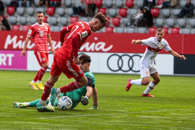 A-Junioren Bundesliga Sued Suedwest FC Bayern Muenchen U19 - VfB Stuttgart U19 29.10.2022 Paul WANNER (FCB 7) im Duell mit Dennis SEIMEN (VfB 1)