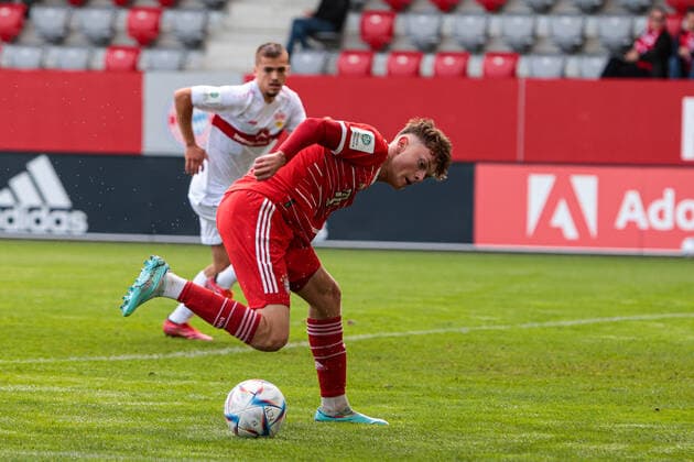 A-Junioren Bundesliga Sued Suedwest FC Bayern Muenchen U19 - VfB Stuttgart U19 29.10.2022 Paul WANNER (FCB 7) am Ball