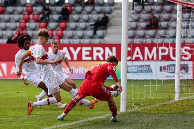A-Junioren Bundesliga Sued Suedwest FC Bayern Muenchen U19 - VfB Stuttgart U19 29.10.2022 Paul WANNER (FCB 7) kann den Ball nicht mehr vors Tor bringen