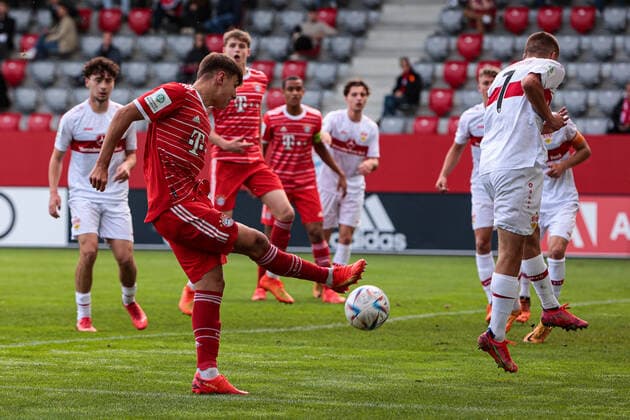 A-Junioren Bundesliga Sued Suedwest FC Bayern Muenchen U19 - VfB Stuttgart U19 29.10.2022 Max SCHOLZE (FCB 11) bei einem Torschuss