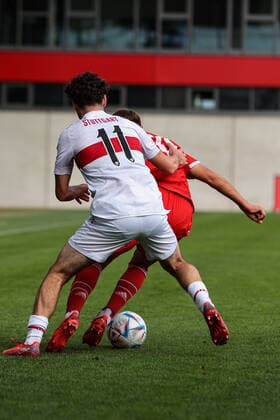 A-Junioren Bundesliga Sued Suedwest FC Bayern Muenchen U19 - VfB Stuttgart U19 29.10.2022 Max SCHOLZE (FCB 11) im Duell mit Mehme Ali SAHIN (VFb 11)