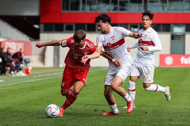 A-Junioren Bundesliga Sued Suedwest FC Bayern Muenchen U19 - VfB Stuttgart U19 29.10.2022 Max SCHOLZE (FCB 11) im Duell mit Mehme Ali SAHIN (VFb 11)