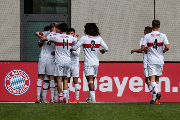 A-Junioren Bundesliga Sued Suedwest FC Bayern Muenchen U19 - VfB Stuttgart U19 29.10.2022 Tor fuer Stuttgart - Jubel nach dem Treffer zum 0-1 durch Laurin ULRICH (VfB 10)