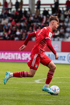 A-Junioren Bundesliga Sued Suedwest FC Bayern Muenchen U19 - VfB Stuttgart U19 29.10.2022 Paul WANNER (FCB 7) am Ball