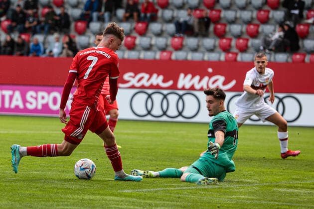 A-Junioren Bundesliga Sued Suedwest FC Bayern Muenchen U19 - VfB Stuttgart U19 29.10.2022 Paul WANNER (FCB 7) im Duell mit Dennis SEIMEN (VfB 1) *** A Junior Bundesliga Sued Suedwest FC Bayern Muenchen U19 VfB Stuttgart U19 29 10 2022 Paul WANNER FCB 7 in duel with Dennis SEIMEN VfB 1 Copyright: xBEAUTIFULxSPORTS Goldbergx