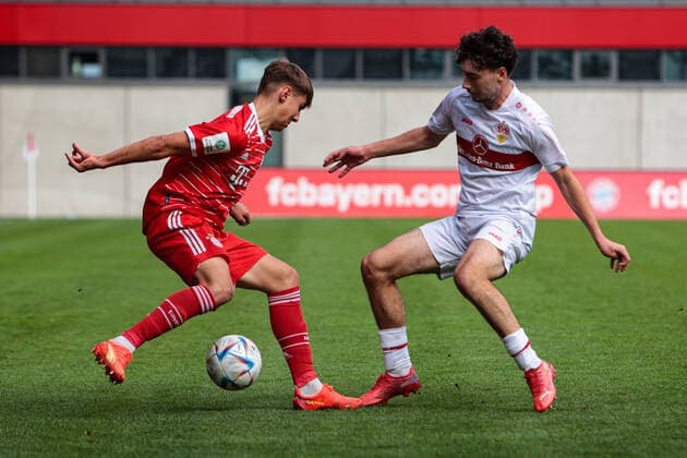 A-Junioren Bundesliga Sued Suedwest FC Bayern Muenchen U19 - VfB Stuttgart U19 29.10.2022 Max SCHOLZE (FCB 11) im Duell mit Mehme Ali SAHIN (VFb 11)