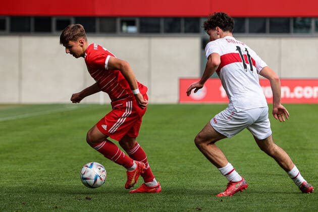 A-Junioren Bundesliga Sued Suedwest FC Bayern Muenchen U19 - VfB Stuttgart U19 29.10.2022 Max SCHOLZE (FCB 11) im Duell mit Mehme Ali SAHIN (VFb 11)