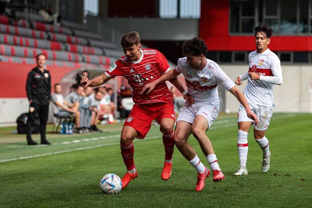 A-Junioren Bundesliga Sued Suedwest FC Bayern Muenchen U19 - VfB Stuttgart U19 29.10.2022 Max SCHOLZE (FCB 11) im Duell mit Mehme Ali SAHIN (VFb 11)