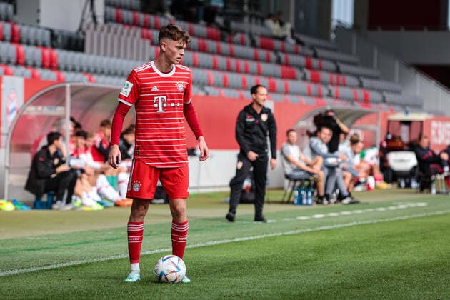 A-Junioren Bundesliga Sued Suedwest FC Bayern Muenchen U19 - VfB Stuttgart U19 29.10.2022 Paul WANNER (FCB 7) am Ball
