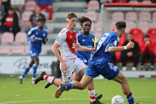 1.FC Köln U19 vs. Schalke04, A Junioren Bundesliga West, von links: Marlon Monning (1.FC Köln), Nigufor Anubodem (Schalke), Nedzhib Hadzha (Schalke), 29.10.2022, Bild: