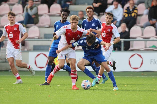 1.FC Köln U19 vs. Schalke04, A Junioren Bundesliga West, von links: Meiko Wäschenbach (1.FC Köln), Tristan Osmani (Schalke), 29.10.2022, Bild: