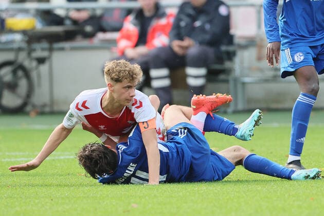 1.FC Köln U19 vs. Schalke04, A Junioren Bundesliga West, von oben: Meiko Wäschenbach (1.FC Köln), Tristan Osmani (Schalke), 29.10.2022, Bild: