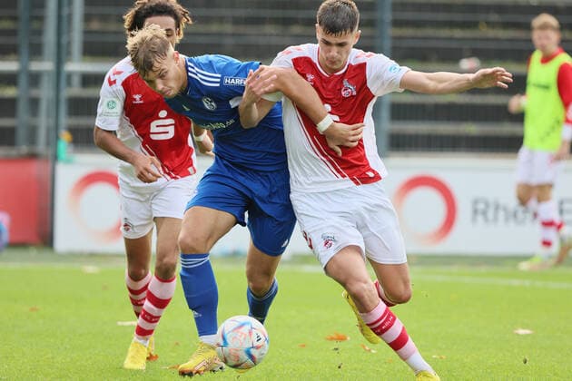 1.FC Köln U19 vs. Schalke04, A Junioren Bundesliga West, von links: Keke Maximilian Topp (Schalke), Emin Kujovic (1.FC Köln), 29.10.2022, Bild: