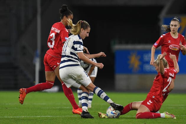 Doerthe Hoppius ( MSV Duisburg Frauen ) im Zweikampf mit Genessee Puntigam und Lena Uebach ( beide 1 FC Koeln Frauen ). GER, MSV Duisburg Frauen vs 1 FC Koeln Frauen, Fussball, Bundesliga, 6. Spieltag Spielzeit 2022 2023, 28.10.2022 DFL DFB REGULATIONS PROHIBIT ANY USE OF PHOTOGRAPHS AS IMAGE SEQUENCES AND OR QUASI-VIDEO GER, MSV Duisburg Frauen vs 1 FC Koeln Frauen, Fussball, Bundesliga, 6. Spieltag Spielzeit 2022 2023, 28.10.2022 Duisburg Copyright: xEibner-Pressefoto ThomasxThienelx EP_TTL