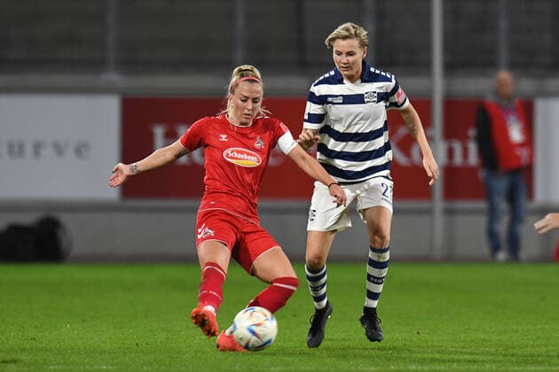 Sarah Freutel ( MSV Duisburg Frauen ) im Zweikampf mit Mandy Islacker ( 1 FC Koeln Frauen ). GER, MSV Duisburg Frauen vs 1 FC Koeln Frauen, Fussball, Bundesliga, 6. Spieltag Spielzeit 2022 2023, 28.10.2022 DFL DFB REGULATIONS PROHIBIT ANY USE OF PHOTOGRAPHS AS IMAGE SEQUENCES AND OR QUASI-VIDEO GER, MSV Duisburg Frauen vs 1 FC Koeln Frauen, Fussball, Bundesliga, 6. Spieltag Spielzeit 2022 2023, 28.10.2022 Duisburg Copyright: xEibner-Pressefoto ThomasxThienelx EP_TTL