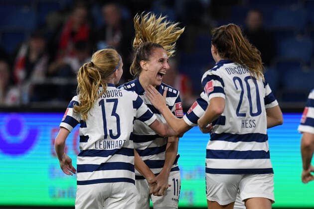 Torschuetzin Doerthe Hoppius ( mitte MSV Duisburg Frauen ) jubelt mit Ashley Leonhart und Alexandria Loy Hess ( beide MSV Duisburg Frauen ) nach ihrem Tor zum 2 : 0. GER, MSV Duisburg Frauen vs 1 FC Koeln Frauen, Fussball, Bundesliga, 6. Spieltag Spielzeit 2022 2023, 28.10.2022 DFL DFB REGULATIONS PROHIBIT ANY USE OF PHOTOGRAPHS AS IMAGE SEQUENCES AND OR QUASI-VIDEO GER, MSV Duisburg Frauen vs 1 FC Koeln Frauen, Fussball, Bundesliga, 6. Spieltag Spielzeit 2022 2023, 28.10.2022 Duisburg Copyright: xEibner-Pressefoto ThomasxThienelx EP_TTL