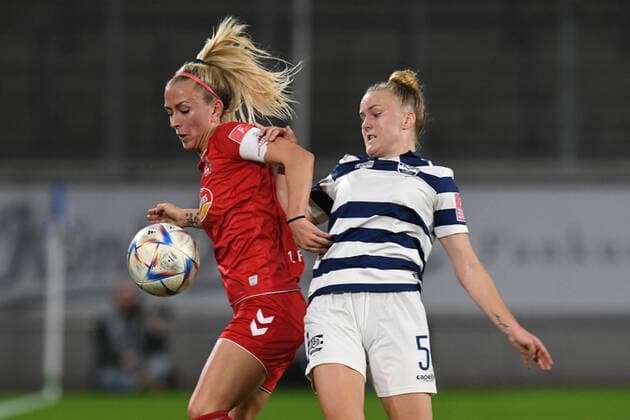 Paula Flach ( MSV Duisburg Frauen ) im Zweikampf mit Mandy Islacker ( 1 FC Koeln Frauen ). GER, MSV Duisburg Frauen vs 1 FC Koeln Frauen, Fussball, Bundesliga, 6. Spieltag Spielzeit 2022 2023, 28.10.2022 DFL DFB REGULATIONS PROHIBIT ANY USE OF PHOTOGRAPHS AS IMAGE SEQUENCES AND OR QUASI-VIDEO GER, MSV Duisburg Frauen vs 1 FC Koeln Frauen, Fussball, Bundesliga, 6. Spieltag Spielzeit 2022 2023, 28.10.2022 Duisburg Copyright: xEibner-Pressefoto ThomasxThienelx EP_TTL