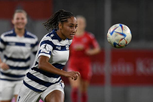 Vanessa Fuerst ( MSV Duisburg Frauen ) den Ball im Visier. GER, MSV Duisburg Frauen vs 1 FC Koeln Frauen, Fussball, Bundesliga, 6. Spieltag Spielzeit 2022 2023, 28.10.2022 DFL DFB REGULATIONS PROHIBIT ANY USE OF PHOTOGRAPHS AS IMAGE SEQUENCES AND OR QUASI-VIDEO GER, MSV Duisburg Frauen vs 1 FC Koeln Frauen, Fussball, Bundesliga, 6. Spieltag Spielzeit 2022 2023, 28.10.2022 Duisburg Copyright: xEibner-Pressefoto ThomasxThienelx EP_TTL