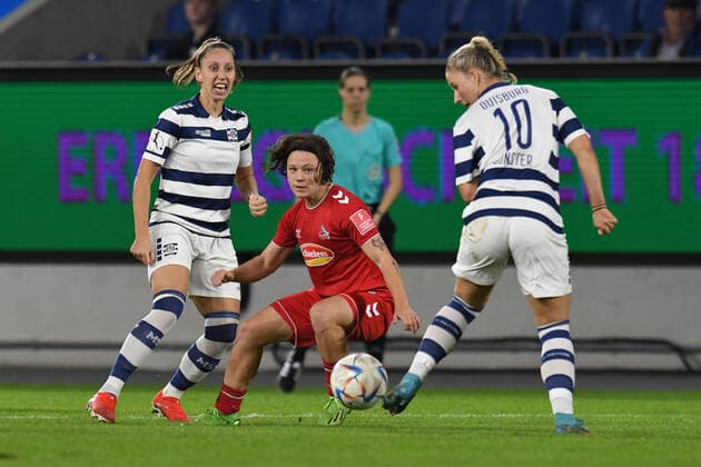 Yvonne Zielinski und Meret Guenster ( beide MSV Duisburg Frauen ) im Zweikampf mit Alicia Gudorf ( 1 FC Koeln Frauen ). GER, MSV Duisburg Frauen vs 1 FC Koeln Frauen, Fussball, Bundesliga, 6. Spieltag Spielzeit 2022 2023, 28.10.2022 DFL DFB REGULATIONS PROHIBIT ANY USE OF PHOTOGRAPHS AS IMAGE SEQUENCES AND OR QUASI-VIDEO GER, MSV Duisburg Frauen vs 1 FC Koeln Frauen, Fussball, Bundesliga, 6. Spieltag Spielzeit 2022 2023, 28.10.2022 Duisburg Copyright: xEibner-Pressefoto ThomasxThienelx EP_TTL