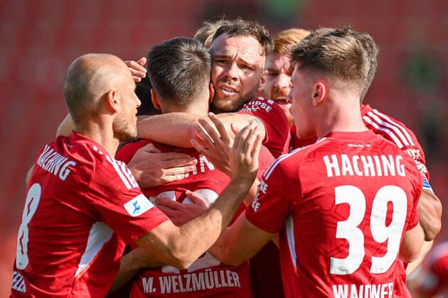 Sport Themen der Woche KW43 Sport Bilder des Tages Unterhachinger Spieler mit Torjubel, Jubel, Torjubel, Torerfolg, celebrate the goal, goal, celebration, Jubel ueber das Tor zum 1:1 durch Patrick Hobsch (Unterhaching, 34) (3.v.li.), optimistisch, Action, Aktion, 29.10.2022, Unterhaching (Deutschland), Fussball, Regionalliga Bayern, SpVgg Unterhaching - 1. FC Schweinfurt 05 *** Unterhaching players celebrating the goal, celebration, goal, celebration, celebrating the goal to 1 1 by Patrick Hobsch Unterhaching, 34 3 v li , optimistic, action, action, 29 10 2022, Unterhaching Germany , football, Regionalliga Bayern, SpVgg Unterhaching 1 FC Schweinfurt 05 xslx