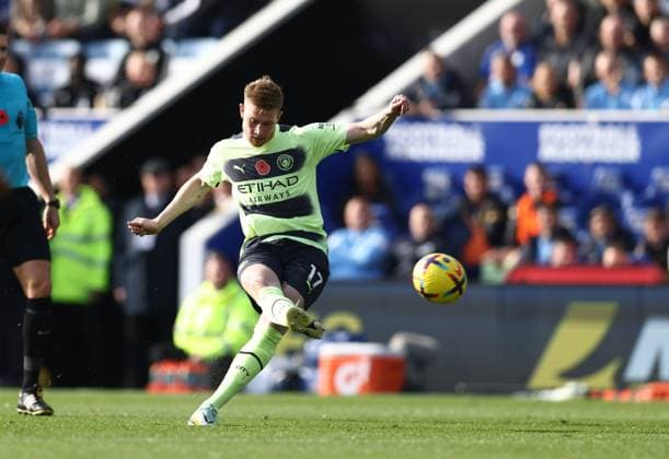 Sport Bilder des Tages Leicester, England, 29th October 2022. Kevin De Bruyne of Manchester City scores the first goal from a free kick during the Premier League match at the King Power Stadium, Leicester. Picture credit should read: Darren Staples Sportimage EDITORIAL USE ONLY. No use with unauthorised audio, video, data, fixture lists, club league logos or live services. Online in-match use limited to 120 images, no video emulation. No use in betting, games or single club league player publications. SPI-1996-0022