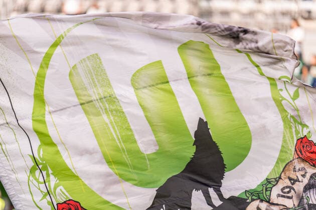 Sport Bilder des Tages Wolfsburg Fahne Fans VfL Wolfsburg vs. VfL Bochum, Fussball, 1. Bundesliga, 12. Spieltag, 29.10.2022 DFL REGULATIONS PROHIBIT ANY OUSE OF PHOTOGRAPHS AS IMAGE SEQUENCES AND OR QUASI-VIDEO VfL Wolfsburg vs. VfL Bochum, Fussball, 1. Bundesliga, 12. Spieltag, 29.10.2022 Wolfsburg Copyright: xEibner-Pressefoto BahhoxKarax EP_EER
