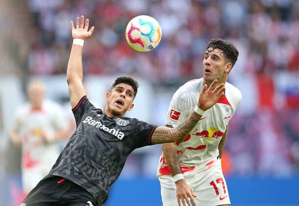 Sport Bilder des Tages 29.10.2022, Fussball 1. Bundesliga 2022 2023, 12. Spieltag, RB Leipzig - Bayer 04 Leverkusen, in der Red Bull Arena Leipzig. (L-R) Piero Hincapie (Bayer Leverkusen) gegen Dominik Szoboszlai (RB Leipzig)