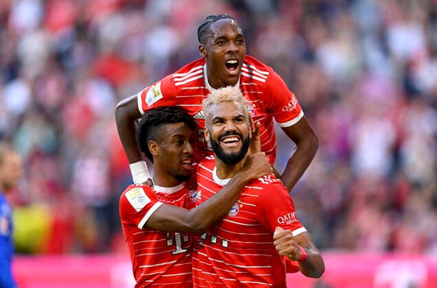 Sport Themen der Woche KW43 Sport Bilder des Tages Fussball 1. Bundesliga Saison 2022 2023 12. Spieltag FC Bayern Muenchen - 1. FSV Mainz 05 29.10.2022 Jubel nach dem Tor zum 5-1 vom Torschuetzen Mathys Tel (oben) Eric Maxim Choupo-Moting (re) mit Kingsley Coman (li, FC Bayern Muenchen) *** Soccer 1 Bundesliga season 2022 2023 12 matchday FC Bayern Muenchen 1 FSV Mainz 05 29 10 2022 cheering after the goal to 5 1 from the goal scorer Mathys Tel above Eric Maxim Choupo Moting r with Kingsley Coman li, FC Bayern Muenchen