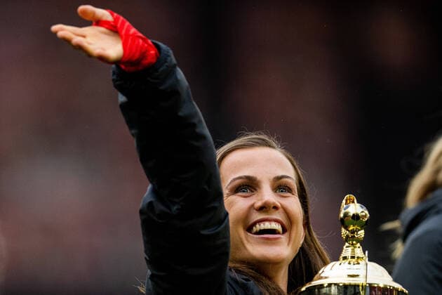221029 Tuva Hansen of Brann celebrates with the trophy at half-time during the OBOS-ligaen football match between Brann and KFUM on October 29, 2022 in Bergen. Photo: Vegard Grott BILDBYRAN kod VG VG0371 bbeng brann football fotball fotboll obos-ligaen obos skb kfum kfum-kameratene kaffa brann kvinner tfk jubel Copyright: VEGARDxGRoTT BB221029VG056