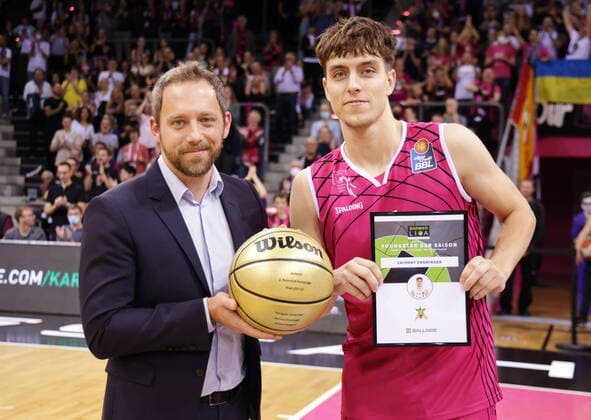 Bilder des Jahres, Sport 10 Oktober Sport Themen der Woche KW43 Sport Bilder des Tages Zach Ensminger Telekom Baskets Bonn erhält Award Youngster des Jahres in der Pro A Foto: Jörn Wolter *** Zach Ensminger Telekom Baskets Bonn receives award Youngster of the Year in Pro A Photo Jörn Wolter