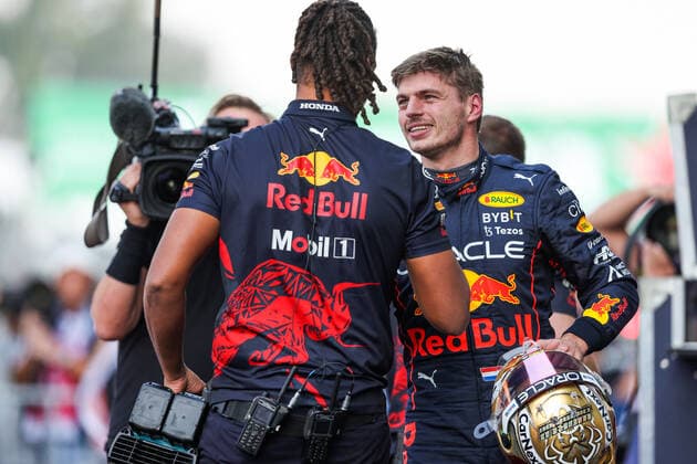 VERSTAPPEN Max (ned), Red Bull Racing RB18, portrait pole position during the Formula 1 Grand Premio de la Ciudad de Mexico 2022, Mexican Grand Prix 2022, 20th round of the 2022 FIA Formula One World Championship, WM, Weltmeisterschaft from October 28 to 30, 2022 on the Autodromo Hermanos Rodriguez, in Mexico City, Mexico - F1 - MEXICO CITY GRAND PRIX 2022 DPPI Panoramic  20221029_GOOD0721