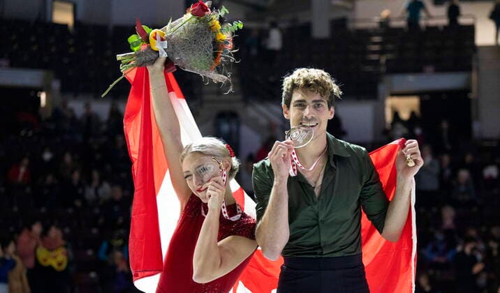 Sport Bilder des Tages October 29, 2022, Mississauga, ON, Canada: Ice dance gold medalist Canada™s Piper Gilles and Paul Poirier ham it up during victory ceremonies at Skate Canada International in Mississauga, Ont., on Saturday, October 29, 2022. Piper Gilles Paul Poirier  - ZUMAc35_ 20221029_zaf_c35_135 Copyright: xPaulxChiassonx